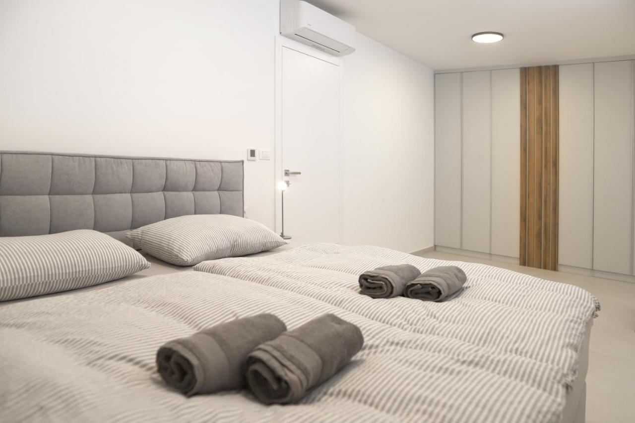 Brand New Apartment With Private Pool Njivice Esterno foto