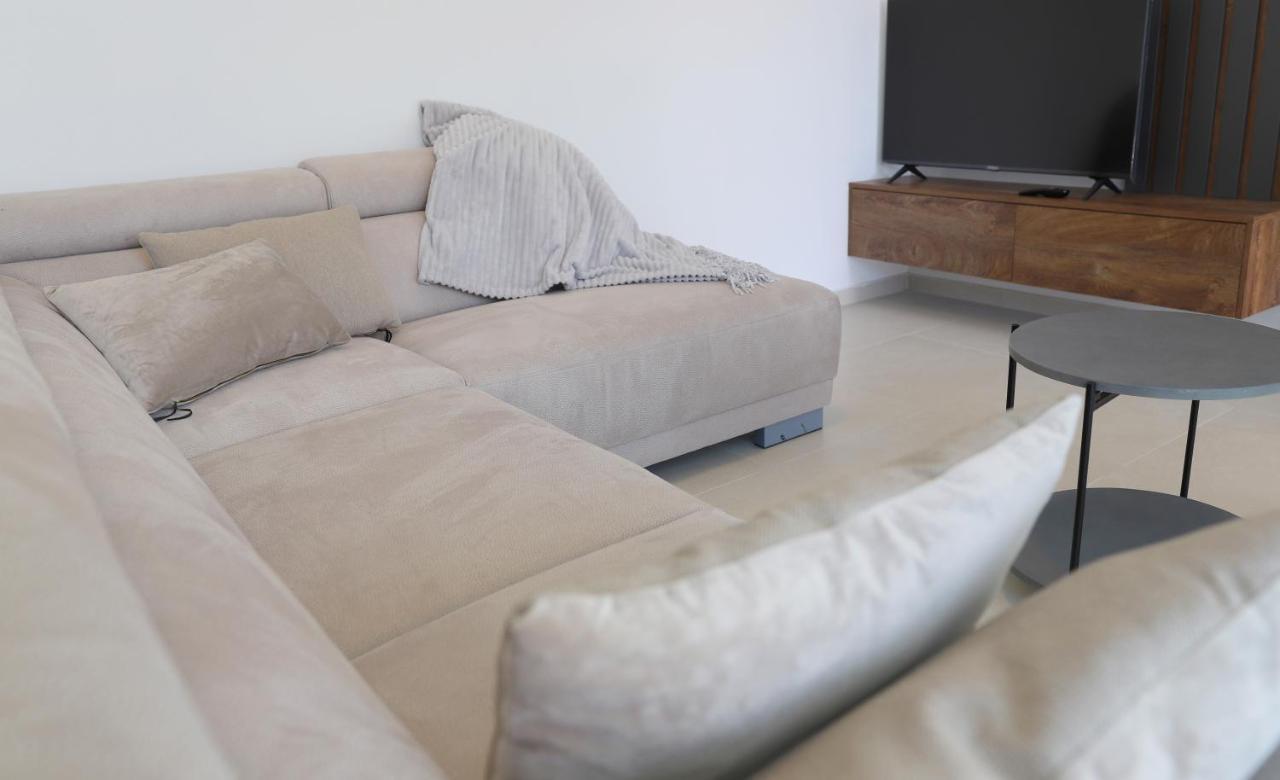 Brand New Apartment With Private Pool Njivice Esterno foto